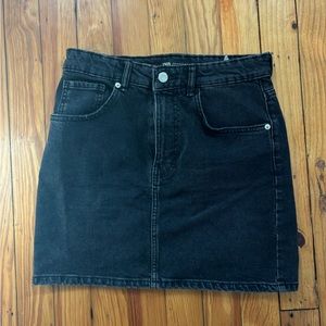 Zara medium sized dark gray wash, high waisted mini denim skirt. Gently worn